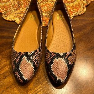 Ladies Flats Size 8 1/2.    102